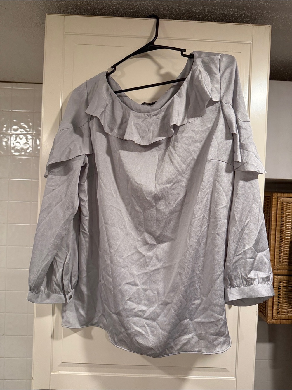 Banana republic Women's Light Gray Ruffle Neck Blouse size large 7:30